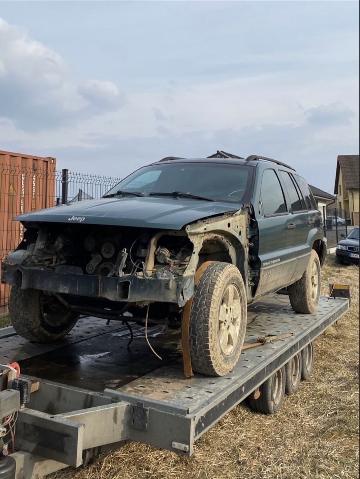 Odťah havarovaného Jeep Grand Cherokee